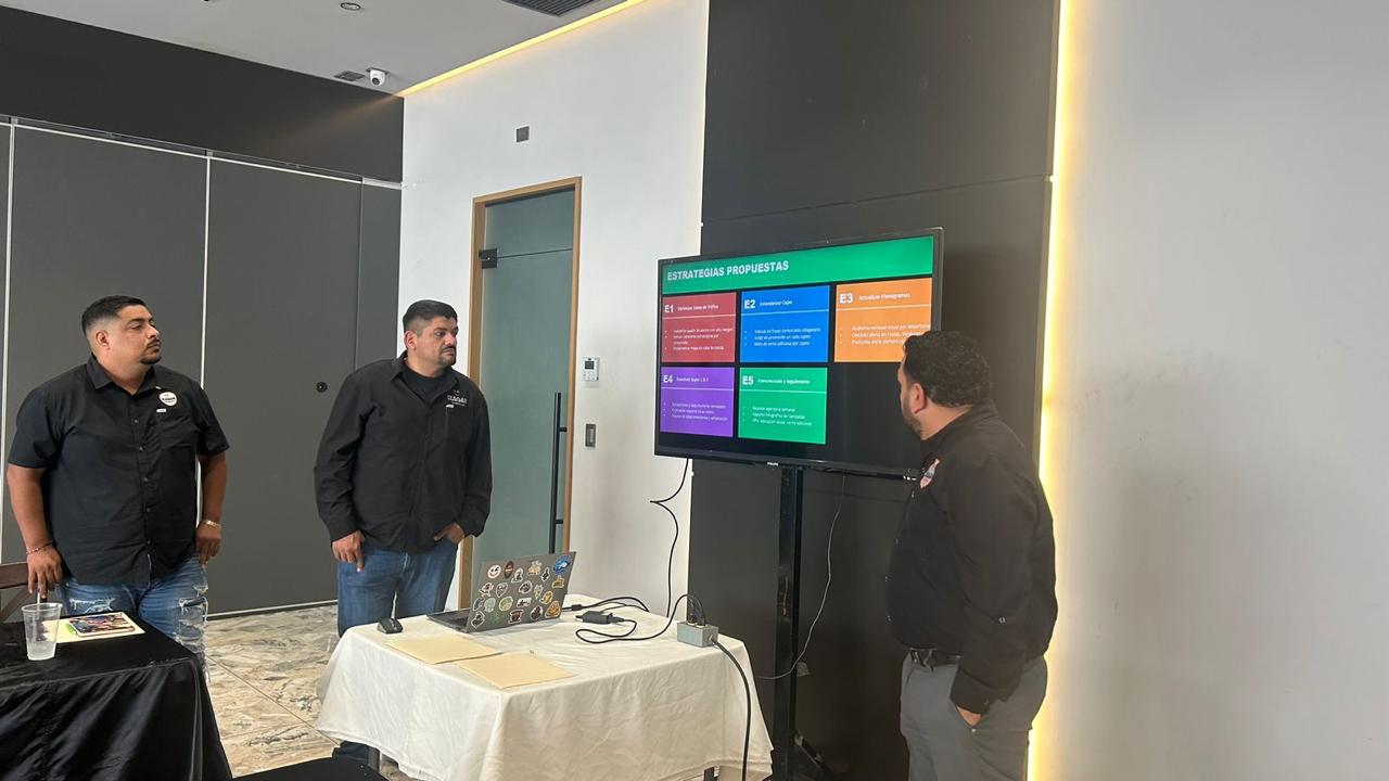 Equipo Izagar Hogary presentando estrategias comerciales