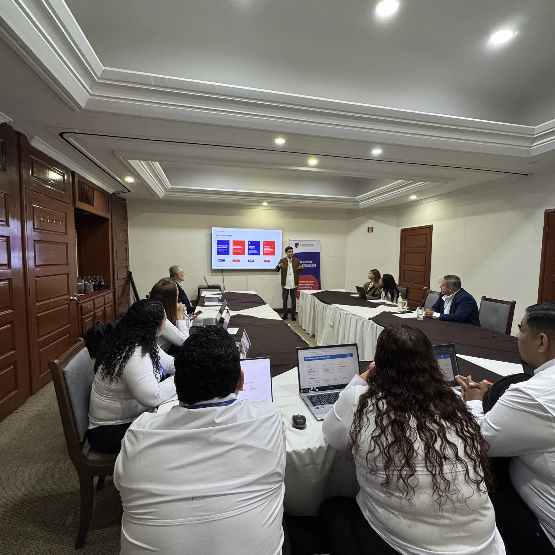 Equipo Izagar Hogary participando en capacitación