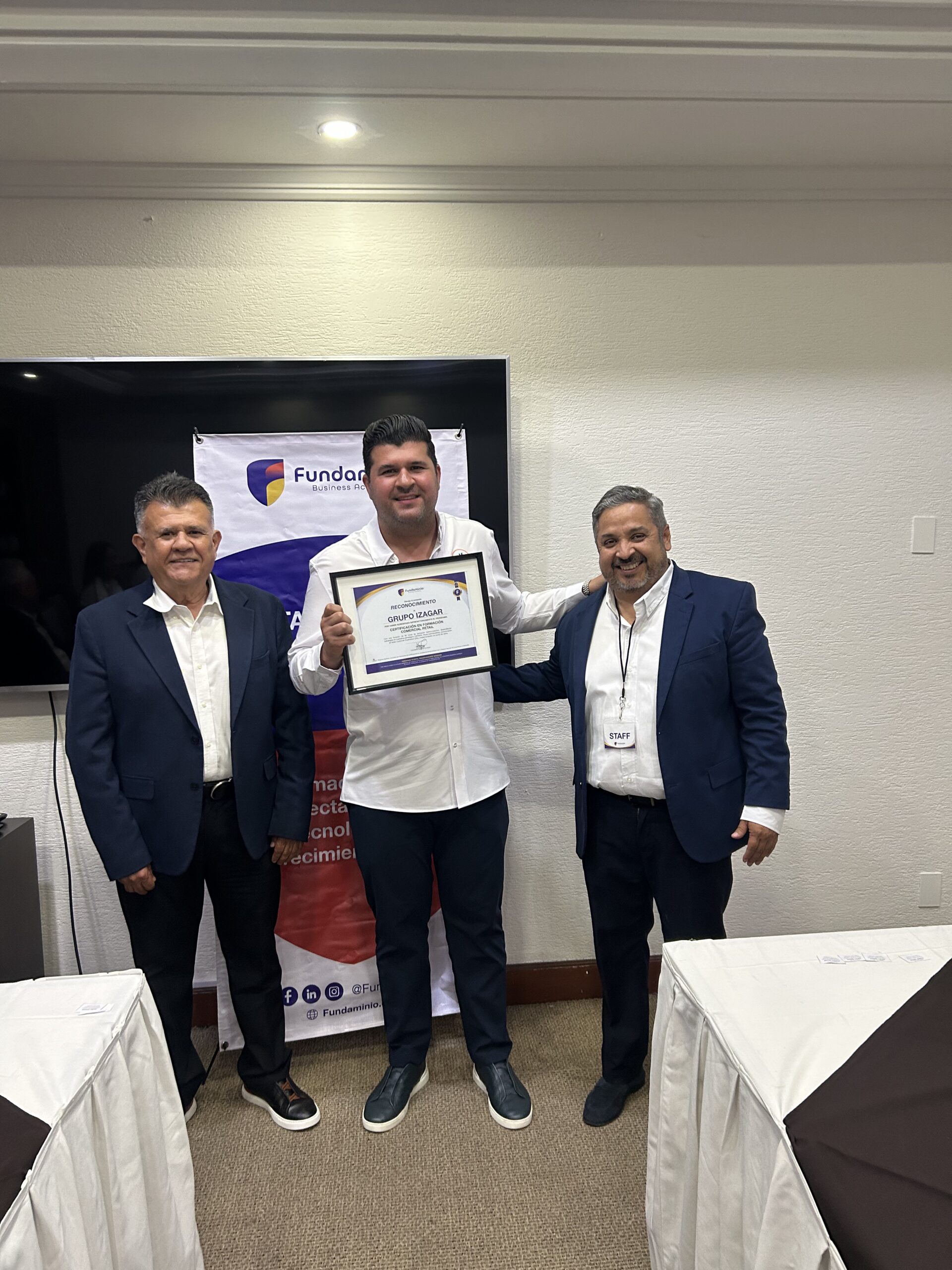 Alumno Fundaminio con reconocimiento de participación